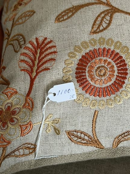 Dekorativ designkudde - varm ton & broderat mönster