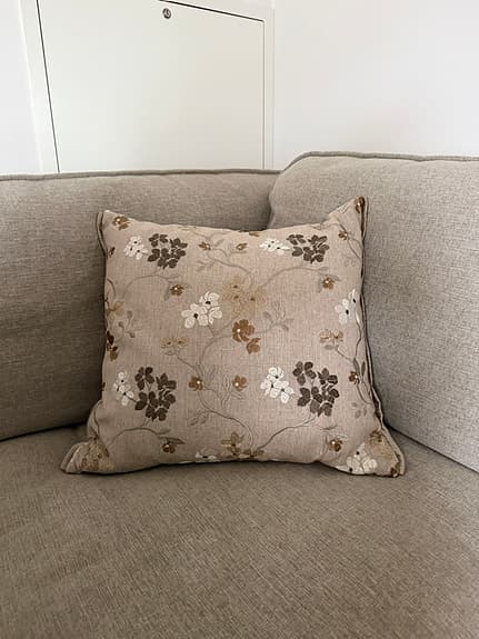 Elegant designkudde - blommigt mönster i naturtoner