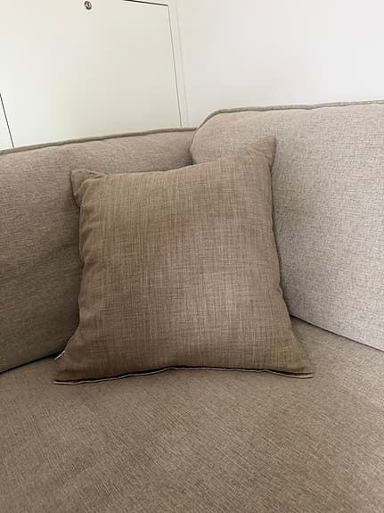 Elegant designkudde - blommigt mönster i naturtoner