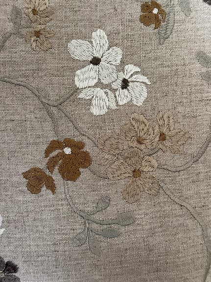 Elegant designkudde - blommigt mönster i naturtoner