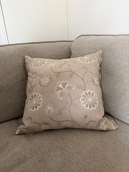 Elegant designkudde - broderat mönster i beige/creme