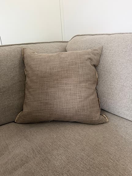 Elegant designkudde - broderat mönster i beige/creme