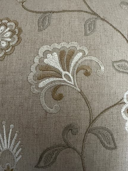 Elegant designkudde - broderat mönster i beige/creme