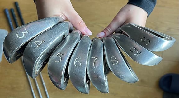 Golfklubbor. Järnset 3-9, sand wedge, putter och träklubbor
