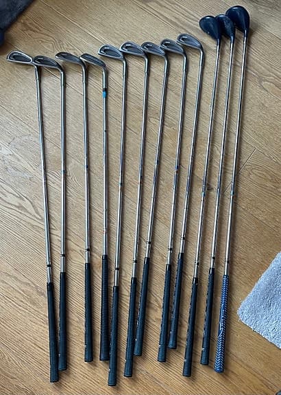 Golfklubbor. Järnset 3-9, sand wedge, putter och träklubbor