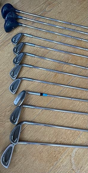 Golfklubbor. Järnset 3-9, sand wedge, putter och träklubbor