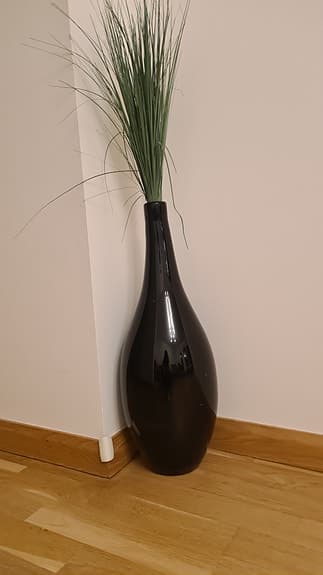 Stilren svart vas