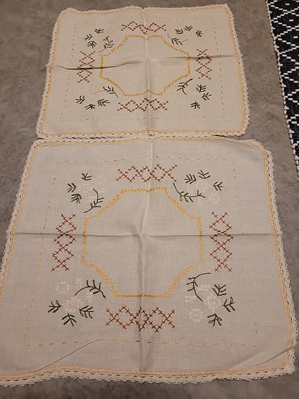 Dukar med broderi beige flerfärgad