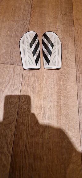 Adidas benskydd fotboll vit svart