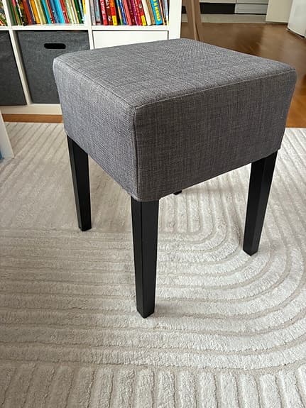 Sittpall/ pall med grå överdrag och svarta ben