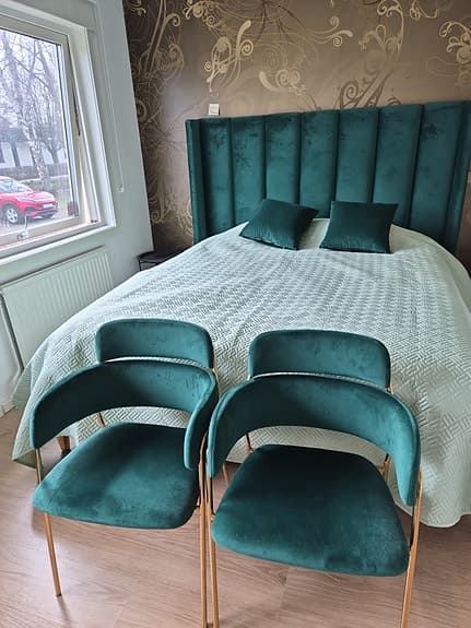 säng +två matchande stolar