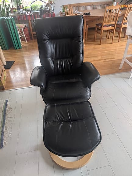 Fåtölj med fotpall svart konstläder