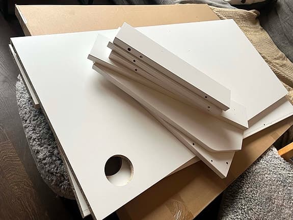 Nytt oanvänt nätt mindre skrivbord IKEA Vitt