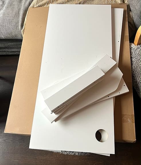Nytt oanvänt nätt mindre skrivbord IKEA Vitt