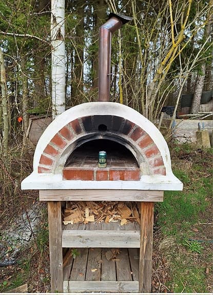 Vedeldad pizzaugn.