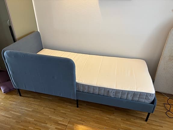 IKEA säng med madrass blå. BLÅKULLEN