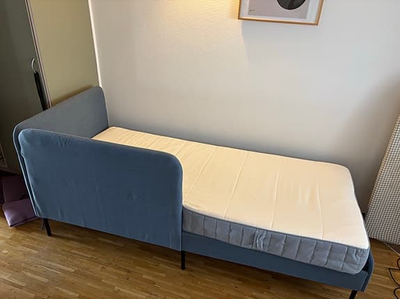 IKEA säng med madrass blå. BLÅKULLEN