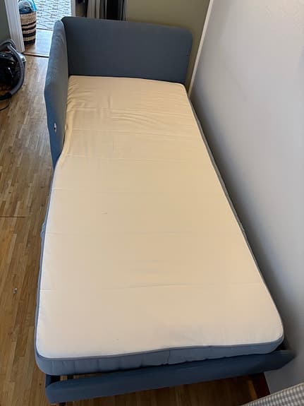 IKEA säng med madrass blå. BLÅKULLEN