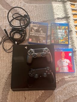 Sony Playstation 4 spelkonsol svart med två handkontroller och spel