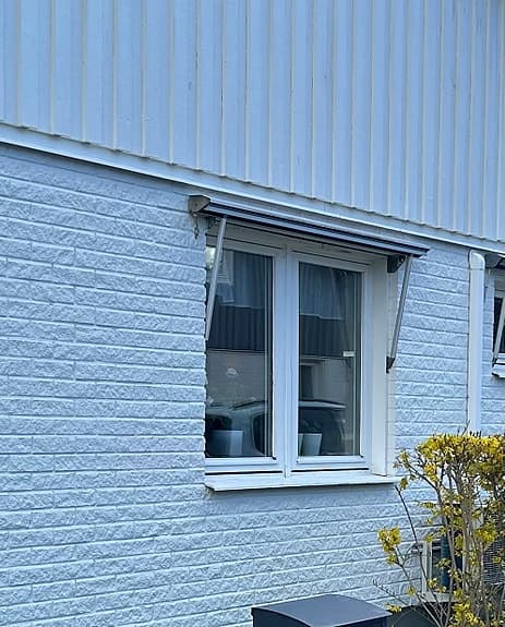 Blå fönstermarkis med väggfästen
