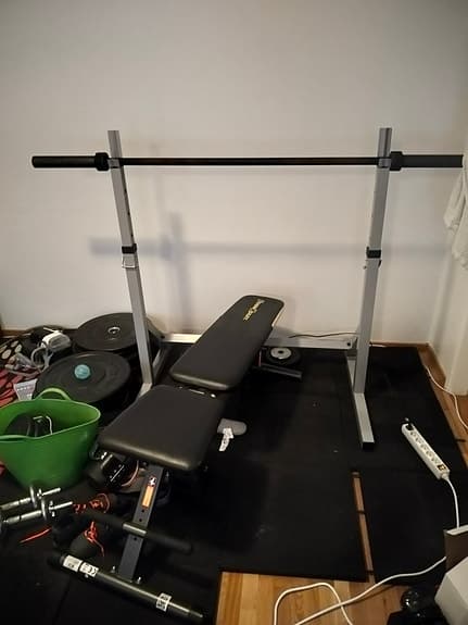 Hemmagym. Bänk, halvrack, stång vikter, tjocka mattor