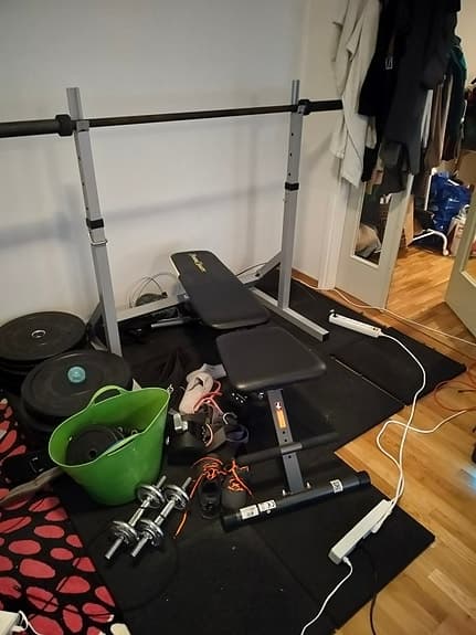 Hemmagym. Bänk, halvrack, stång vikter, tjocka mattor