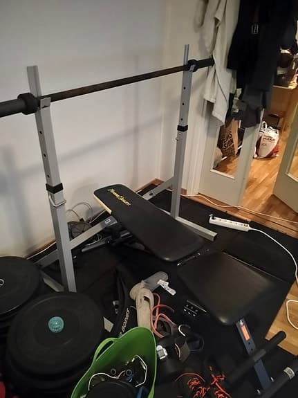Hemmagym. Bänk, halvrack, stång vikter, tjocka mattor
