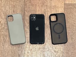 Svart iPhone 11 med två skal 64GB