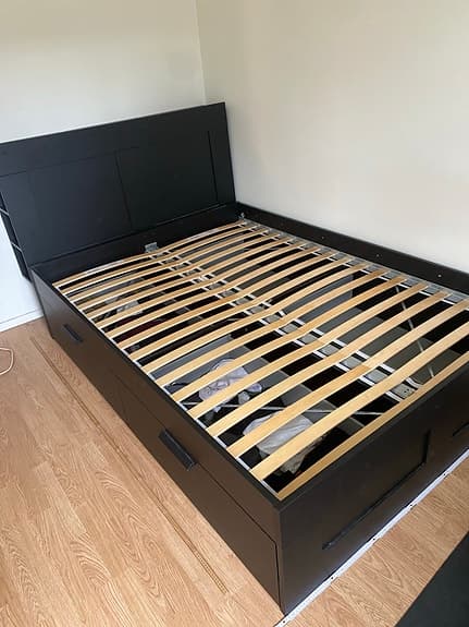 IKEA säng med förvaring svart