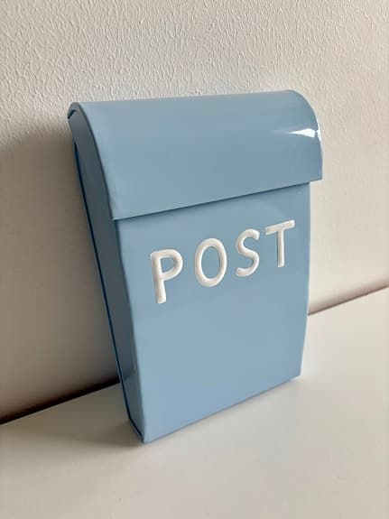 Mini postlåda ljus blå, Bruka design, brevlåda barn