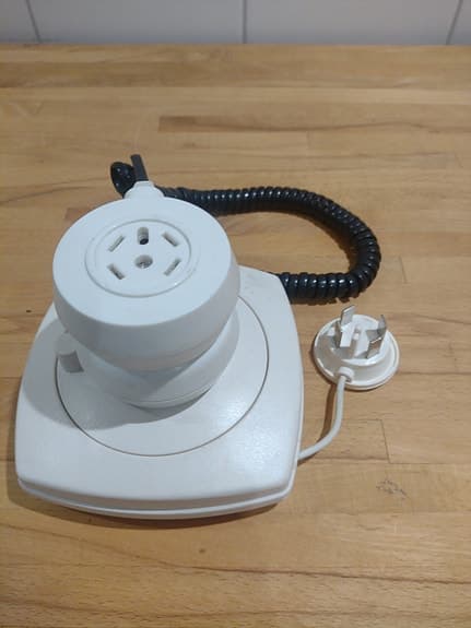 Telia telefonadapter eller förlängningsdosa för fast telefoni.