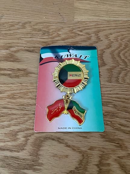 Kuwait brosch med flaggmotiv metall flerfärgad