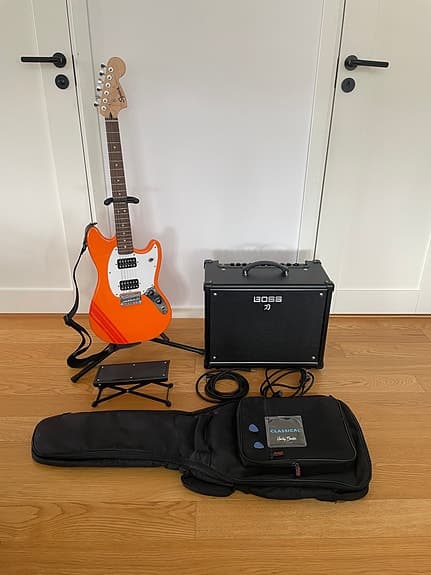Elgitarr med förstärkare (Boss katana 50) och gitarrfodral, elgitarrpaket