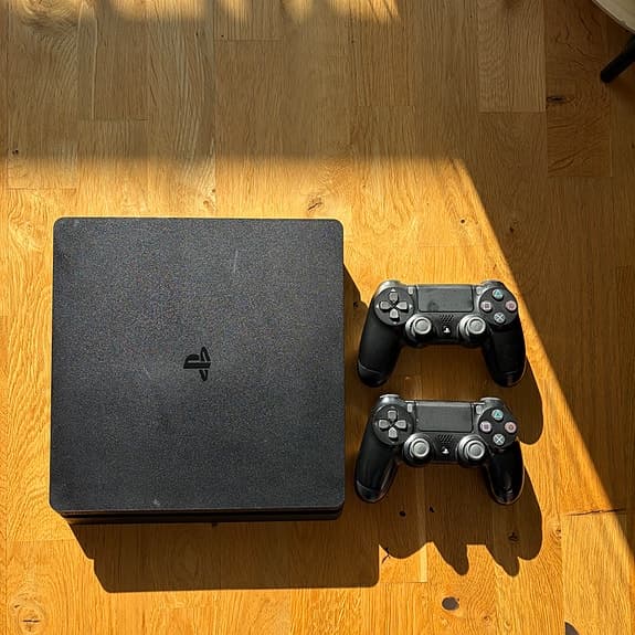 PS4 Slim 1TB Lagring - 2 kontroller, 8 spel.