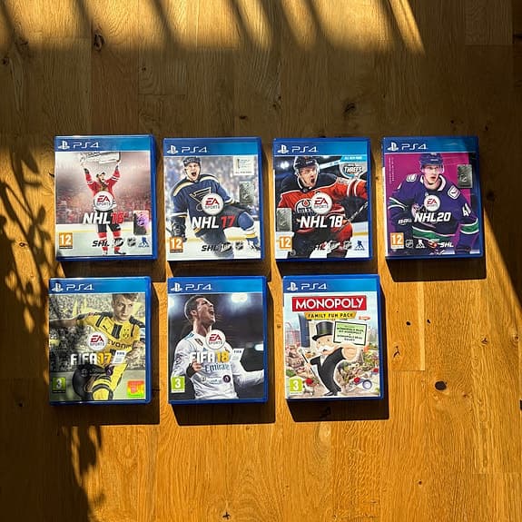 PS4 Slim 1TB Lagring - 2 kontroller, 8 spel.