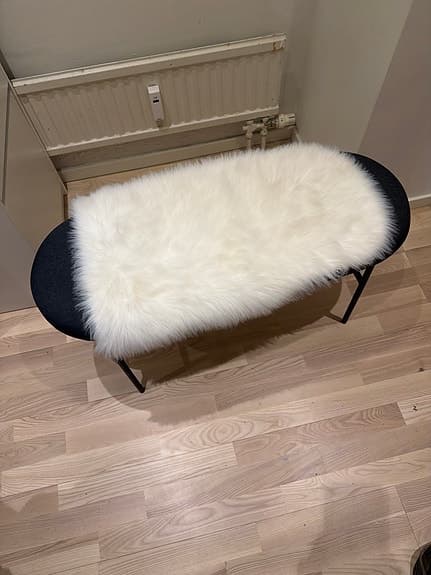 Bänk med sittdyna (fårskinn) – bra skick