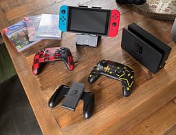 Nintendo Switch spelkonsol med docka och handkontroller
