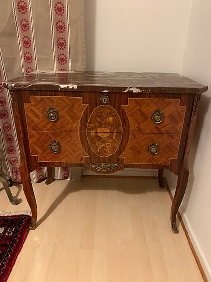 Antik byrå i Louis XVI-stil