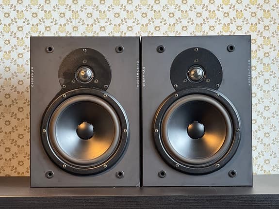 Komplett Hi-Fi-anläggning i toppklass – Luxman, Dynaudio & stor musiksamling
