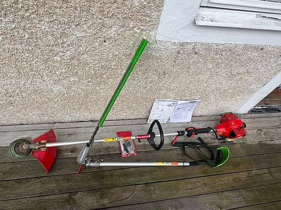 Proffs Röd bensindriven röjsåg/trimmer med förlängningsskaft