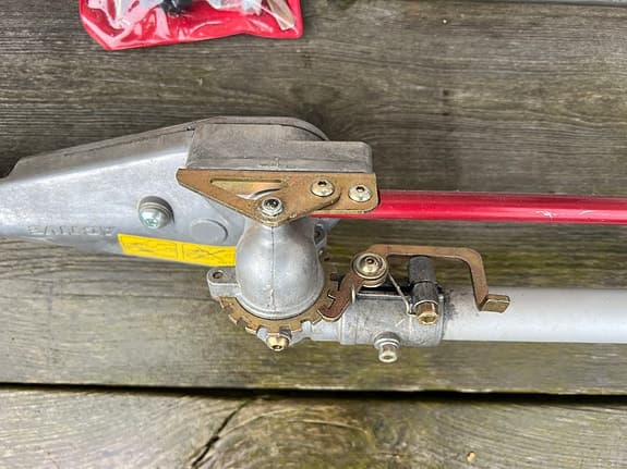 Proffs Röd bensindriven röjsåg/trimmer med förlängningsskaft