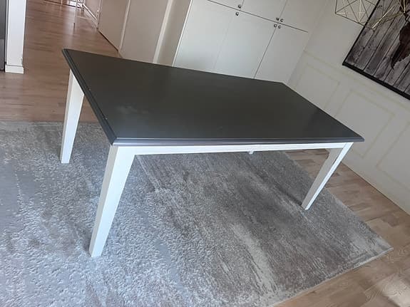 Matbord i ek från Mio