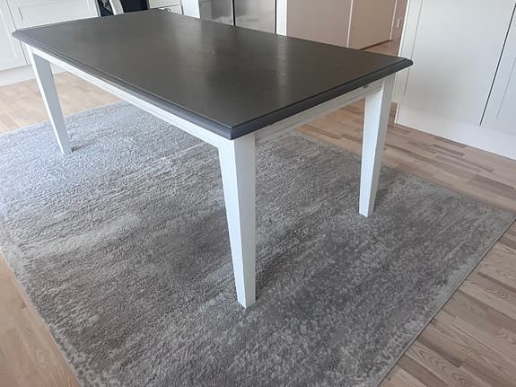 Matbord i ek från Mio