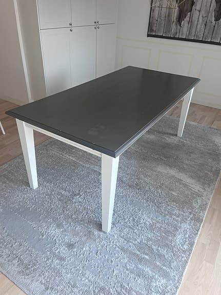 Matbord i ek från Mio