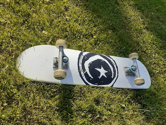 Skateboard vit med svart stjärntryck