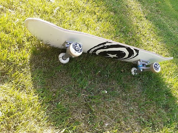 Skateboard vit med svart stjärntryck