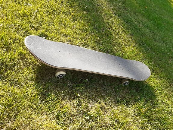 Skateboard vit med svart stjärntryck