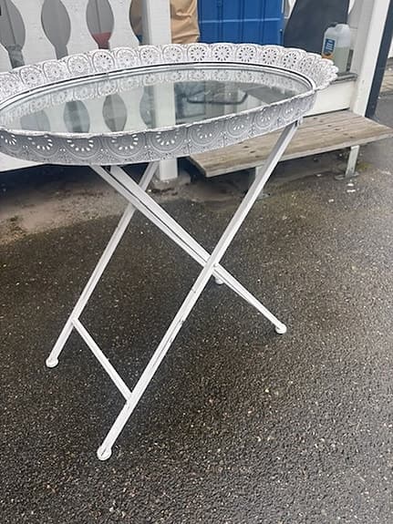 Vitt ovalt brickbord med glasskiva hopfällbart