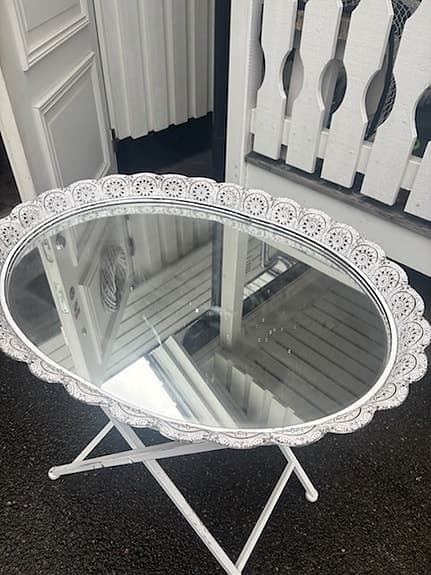 Vitt ovalt brickbord med glasskiva hopfällbart