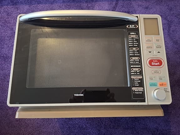 Toshiba Mikrovågsugn med Grill 30L – Aldrig använd | ER-G7TC(S)
